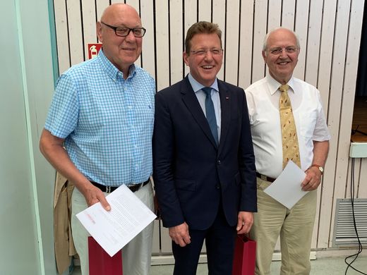 Herbert Rothermel wird von Stefan Sauer geehrt