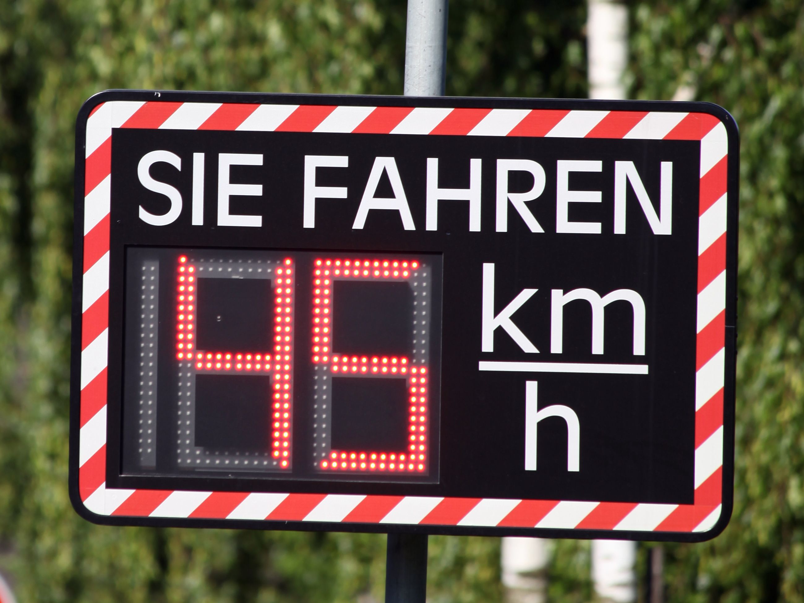 Zwei Geschwindigkeitsanzeigen werden angeschafft.